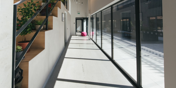 Fabricantes / Instaladores de Puertas y Ventanas de Aluminio / PVC Ponts · Raíl Empotrable Adaptado al Paso de Minusválidos