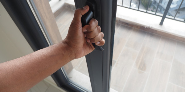 Puertas y Ventanas Insonorizadas de Aluminio / PVC Penelles · Cierre Hermético